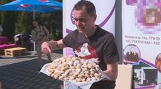 Přes 100 svatebních koláčků za 5 minut. To je další rekord českého jedlíka