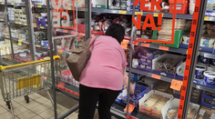 Češi nakupují v zahraničí. Stát přichází o desítky miliard, varuje opozice