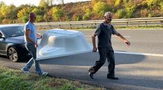 Po dálnici D11 šel muž s vanou na hlavě. Policii to musel vysvětlit