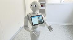 Robot vítá návštěvníky nemocnice, připomíná jim bezpečnostní opatření