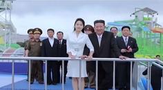 Kim Čong-un otevřel nový plážový resort. Vyrazil tam s manželkou i dcerou
