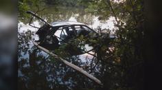 Auto narazilo do stromu, skončilo v rybníku. Jeden mrtvý, tři zranění