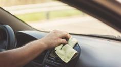 Proč není dobrý nápad kouřit při čištění auta? Kamery zachytily šokující nehodu