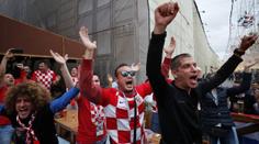 ŠÍLENSTVÍ v chorvatských ulicích: Slavil se postup do finále! VIDEO
