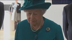 Královna Alžběta má další prvenství, jako první britský panovník vedla videohovor