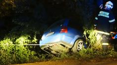 Opilý šofér jel rovně v zatáčce, auto zmizelo v lesíku pod cestou