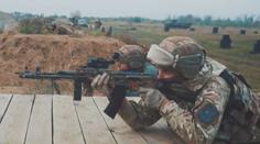 Prapor Azov brání Mariupol. Ukrajinci je zbožňují, Rusové je označují za nacisty