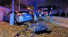Havárie na okraji Prahy: Řidiče nejspíš postihly zdravotní potíže