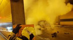 Poplach v tunelu Blanka: Policejní auto v plamenech, tři lidé zranění
