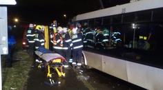 Autobus se srazil s náklaďákem! Šest zraněných, z toho dva těžce
