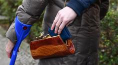 Zloděj pomáhal seniorce na nohy. Přitom jí z kabelky sebral peněženku