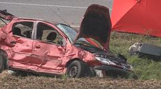 Auto vjelo z vedlejší přímo pod kamion. Náraz ho odhodil 30 metrů daleko