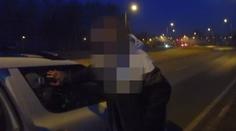 Opilý otec tlačil kočárek se dvěma dětmi. Naměřili mu téměř tři promile!