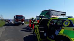 Po nehodě přiběhli na pomoc svědci, motorkáře už se oživit nepodařilo