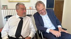 Krušné léto Karla Schwarzenberga! Nejdřív setkání se Zemanem, pak odvoz do špitálu