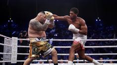 Joshua zachránil své impérium. Od sponzorů dostává čtvrt miliardy