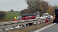 Na D7 se srazila tři auta. Jedno skončilo na střeše