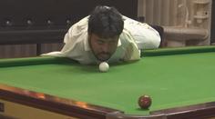 To je frajer! Bezruký Pákistánec hraje snooker bradou a sní o reprezentaci