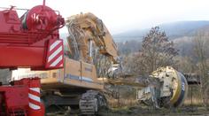 TRAGÉDIE: Chlapi nakládali bagr, bagrista nepřežil