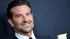 Fotografie, která ženám láme srdce. Bradley Cooper se vášnivě líbal s mužem
