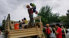 Na Houston se žene další vlna záplav: Lidé uvízli na střechách
