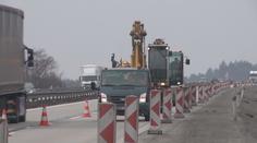 Na D1 se po zimní pauze vrátili dělníci a stroje, řidiči zpomalují
