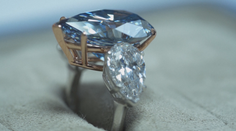 Největší modrý diamant šel do dražby. K mání jsou i šperky Audrey Hepburnové