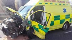 U Brna bourala sanitka, zranili se čtyři lidé. I převážený pacient