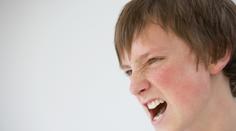 Žáka základní školy chytil amok! Zdemoloval dveře i školní lavice