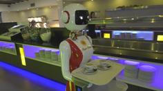 Robotí číšník už dávno není fikcí. Obslouží vás i zkasíruje