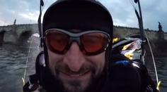 Krev tuhne v žilách! Borec podletěl Karlův most rychlostí 129 km/h