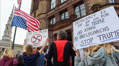 S Trumpem nesouhlasí ani polovina USA. Protestují lidé v ulicích i politici