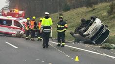 Dvě nehody najednou. Na D6 se zranili čtyři lidé, bourala i sanitka