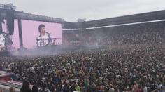 Přelet nad hlavami diváků a jízda na motorce. Zpěvák Ben Cristovao ovládl Eden