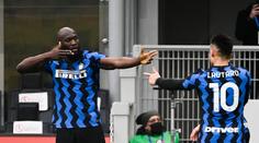 Zlatan s AC Milán na kolenou. Po výprasku v derby se raduje Lukaku