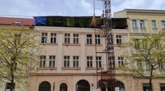 Utržená římsa v Praze zasypala ulici. Stavba nebyla značená, tvrdí lidé