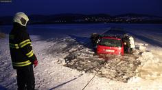 VIDEO: Hazardér na ledě utopil auto v Lipně, pomohli až hasiči
