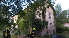 Plameny zachvátily rodinný dům na Karlovarsku. Při požáru zemřel muž