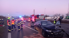 Hromadná nehoda zablokovala dálnici D1 u Prahy, několik lidí je zraněných