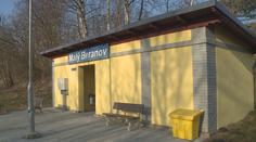 Lidé musí při cestě na zastávku přes druhou vesnici. Trasu si zkracují přes koleje