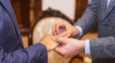 Stejnopohlavní páry mohou uzavírat sňatky, rozhodli poslanci. Manželstvím se nazývat nesmí