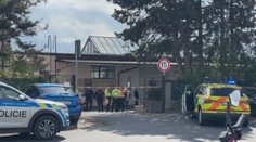 Policisté vyšetřují údajnou vraždu v pražských Řepích. Jeden muž zemřel
