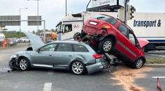 Kuriózní nehoda v Praze. Auto zůstalo zapíchnuté uprostřed křižovatky