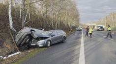 Hromadná nehoda blokovala dálnici D7. Na D6 se převrátila dodávka