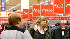Sháníte vánoční dárky? Obchody chystají na nejbližší dny obří slevy