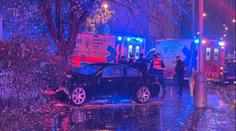 Řidič v Praze vjel autem na chodník. Srazil tam dva chodce