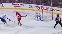 Přeskok, pirueta a gól. Útočník Calgary se blýskl výstavní trefou