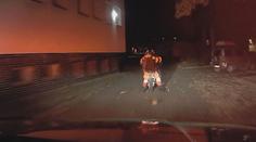 Policisté naháněli opilé děti na motorce. Mladší z dvojice skončil v nemocnici