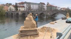Písek se v Písku pod rukama umělců mění v sochy. Vznikají i kolosy