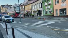 Opilý řidič ve Žďáru narazil do autobusu. Policisté mu zabavili řidičák